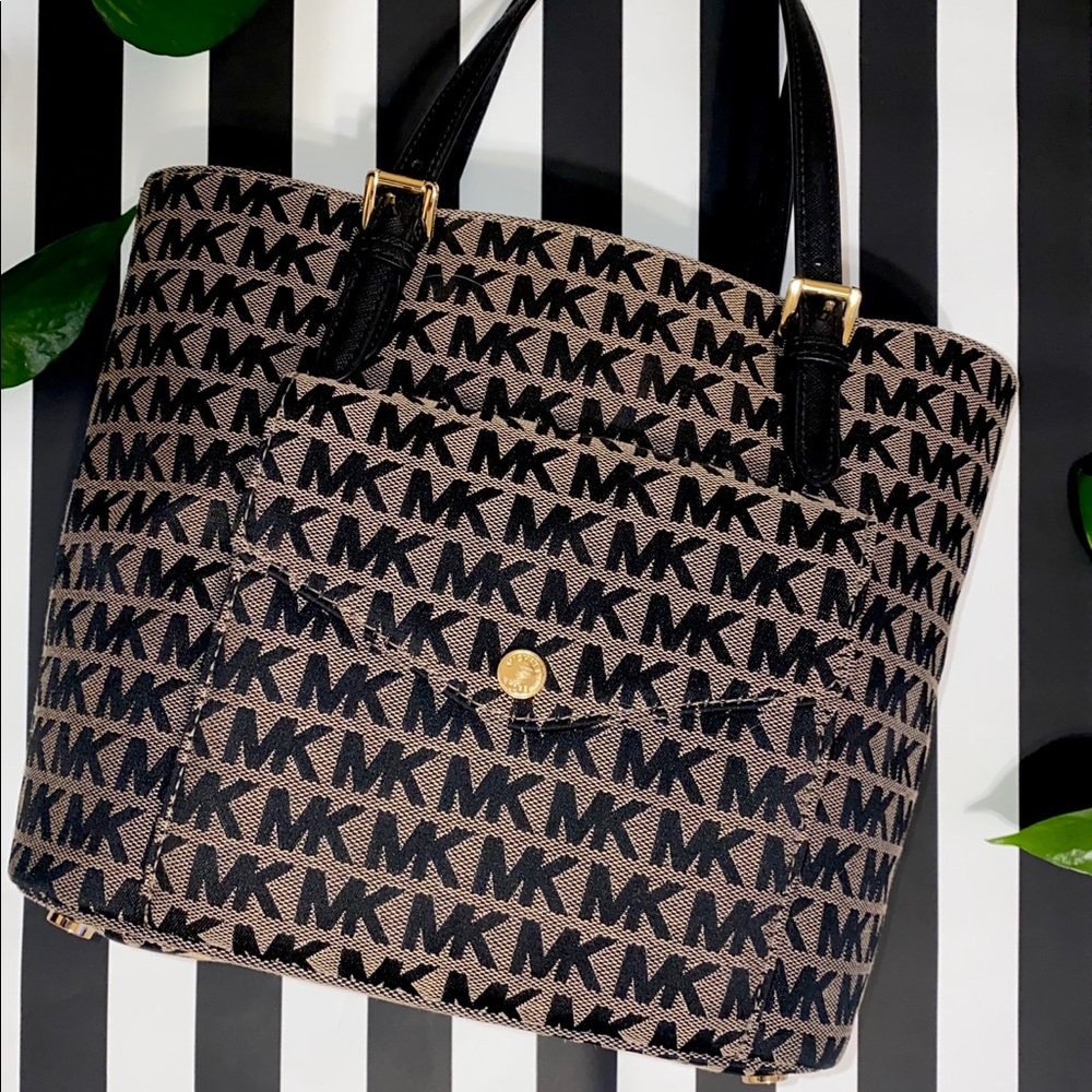 Michael Kors Purse, gently used still like new!